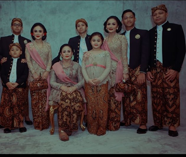 7 Portraits of Amora, Krisdayanti's Daughter, Wearing Kebaya and Sanggul, Beautiful like a Javanese Girl