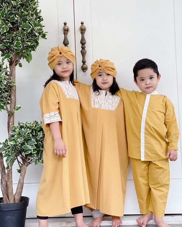 7 Portraits of Oki Setiana Dewi's Handsome and Beautiful Children, Wearing Matching Outfits - Equally Cool as Their Parents