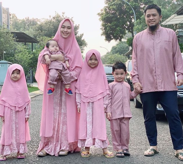 7 Portraits of Oki Setiana Dewi's Handsome and Beautiful Children, Wearing Matching Outfits - Equally Cool as Their Parents