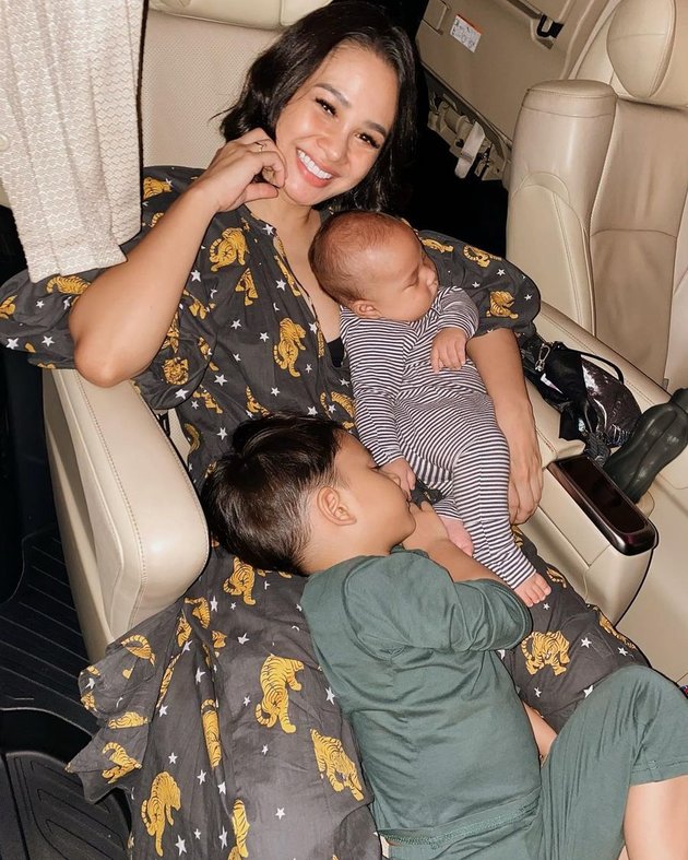 7 Portraits of Andien Aisyah Caring for Her Child While Working, Recording While Carrying the Child - Breastfeeding Backstage