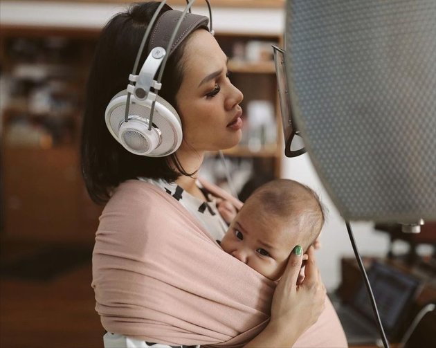 7 Portraits of Andien Aisyah Caring for Her Child While Working, Recording While Carrying the Child - Breastfeeding Backstage