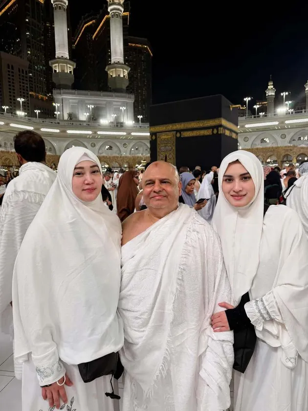 7 Potret Angbeen Rishi Jalani Umrah di Bulan Ramadan, Cantik Kenakan ...