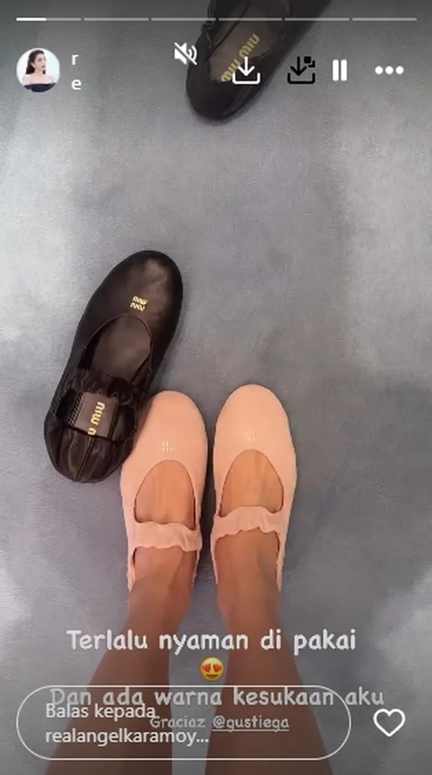 Angel Karamoy mencoba sepatu baru.