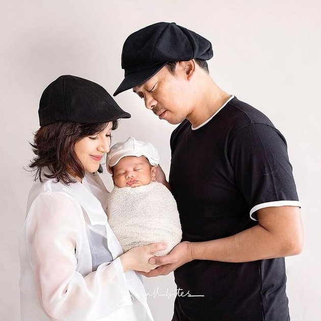 7 Portraits of Angelica Simperler Taking Care of Her Child, Beautiful and Forever Young - Netizens Say Her Face Resembles a Junior High School Student