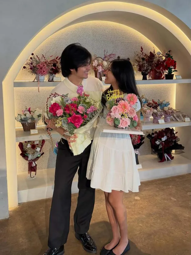 7 Photos of Angga Yunanda Celebrating His Birthday with Shenina ...