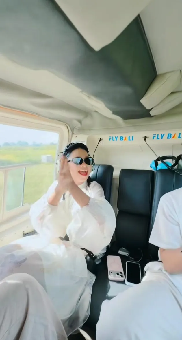 April DA7 ke Bali naik helikopter