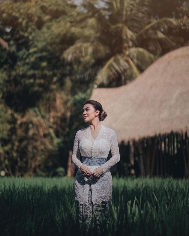 7 Portraits of Ariel Tatum Performing the Melukat Ceremony with Devotion, Looking Beautiful in a White Kebaya - Netizens Questioning About Religion
