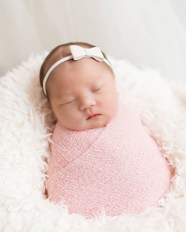 7 Portraits of Ariella Octavia, Sarwendah's Newborn Niece, Beautiful and Super Cute - Her Tiny Lips Steal the Spotlight