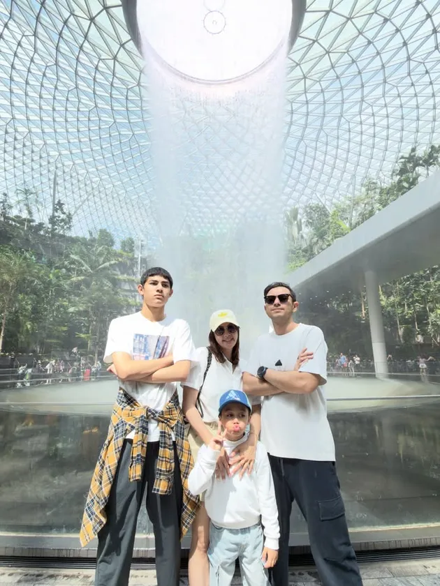 Rifky Balweel dan keluarga