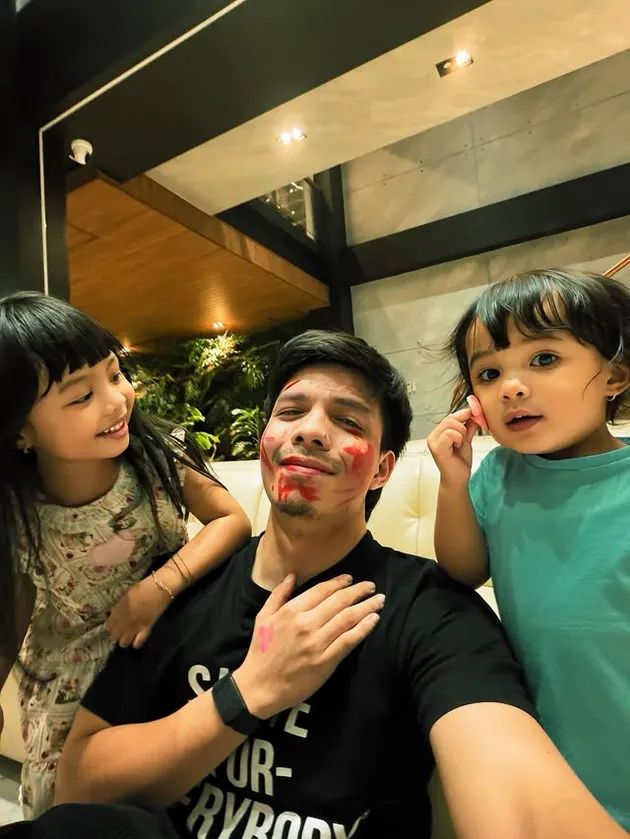 Atha Halilintar Jadi Model Makeup sang Anak