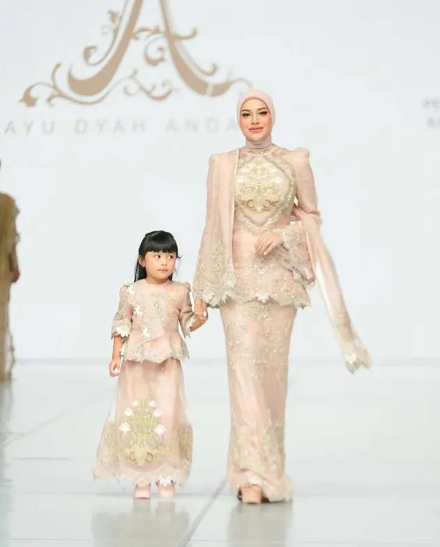Aurel Hermansyah dan Ameena catwalk