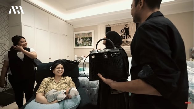 7 Portraits of Aurel Hermansyah Meeting Raffi Ahmad's Second Son, Rayyanza - Shedding Tears - Bringing Expensive Gifts and Carrying Luxury Bags