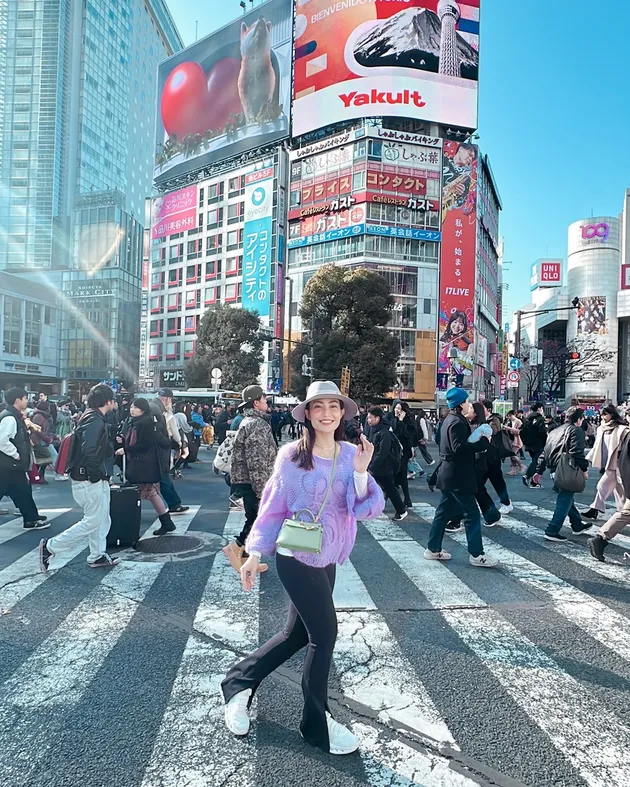 Ayu Dewi Liburan Dadakan ke Jepang