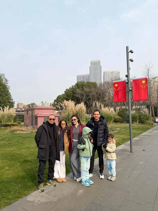 Ayu Dewi Liburan ke China Bareng Keluarga