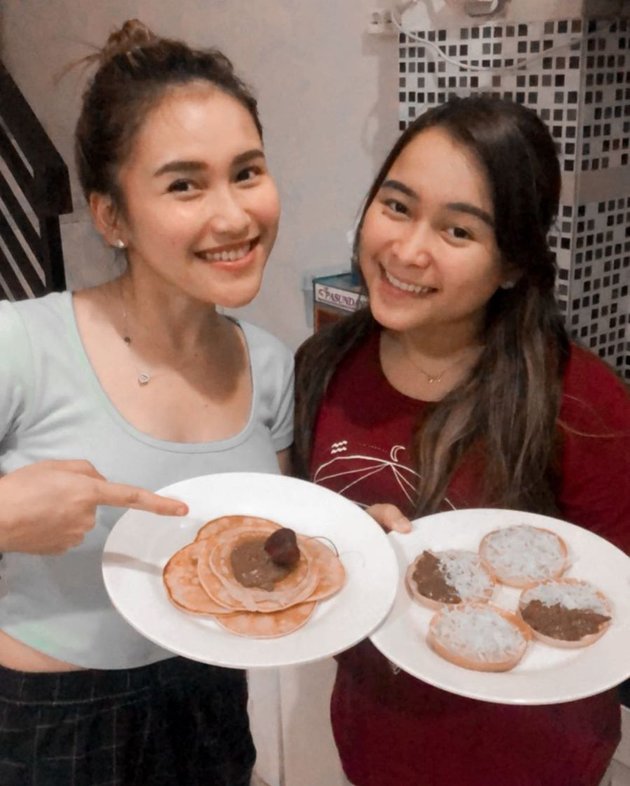 7 Portraits of Ayu Ting-Ting in the Kitchen, Not Only Beautiful But Also Good at Baking