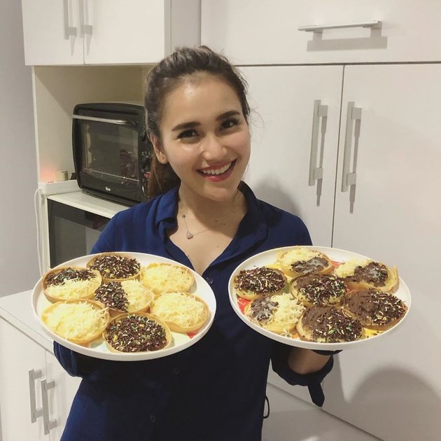 7 Portraits of Ayu Ting-Ting in the Kitchen, Not Only Beautiful But Also Good at Baking