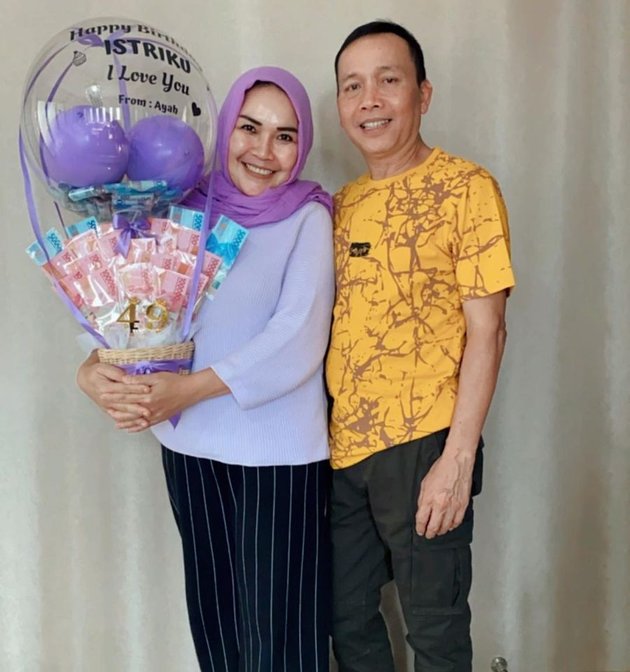 7 Portraits of Ayu Ting Ting Surprising Her Mother on Her Birthday, Fresh Face Without Makeup Highlighted - Glowing Banget!