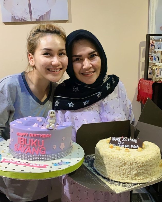 7 Portraits of Ayu Ting Ting Surprising Her Mother on Her Birthday, Fresh Face Without Makeup Highlighted - Glowing Banget!