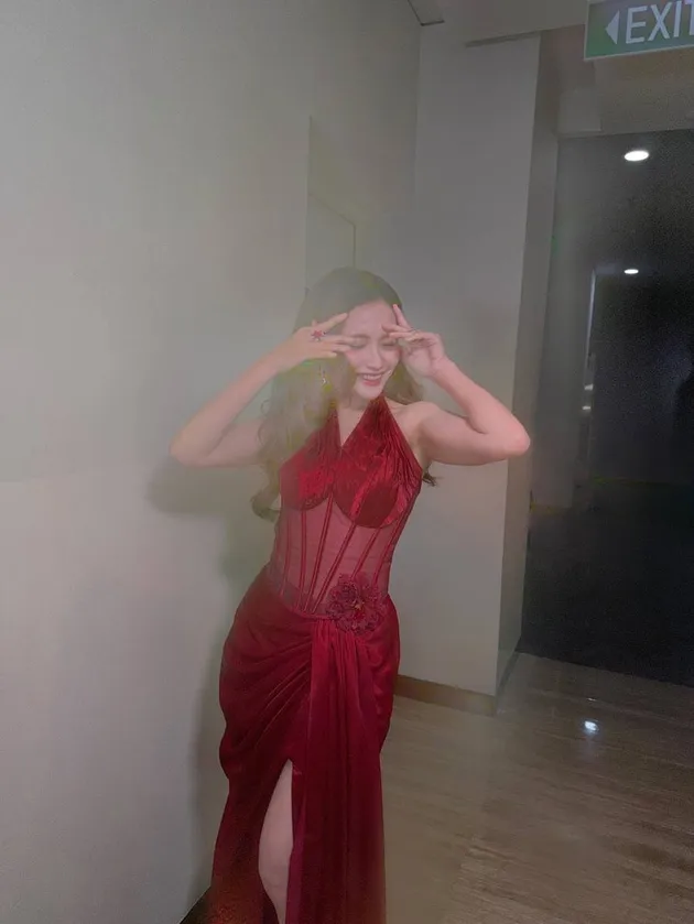 Ayu Ting Ting mengenakan gaun merah satin