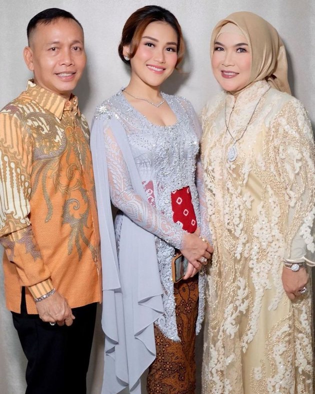 7 Portraits of Ayu Ting Ting When Attending Lesti & Rizky Billar's Wedding, Looking Elegant in Silver Kebaya