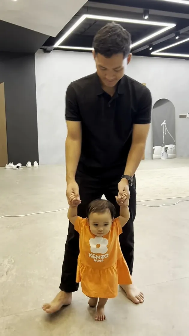 Azriel Hermansyah Momong Azura