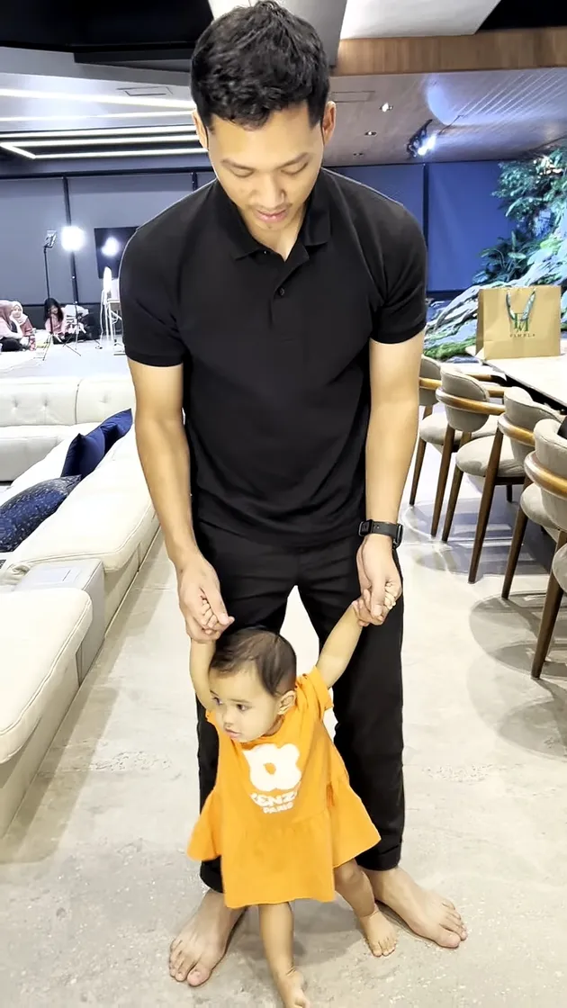 Azriel Hermansyah Momong Azura