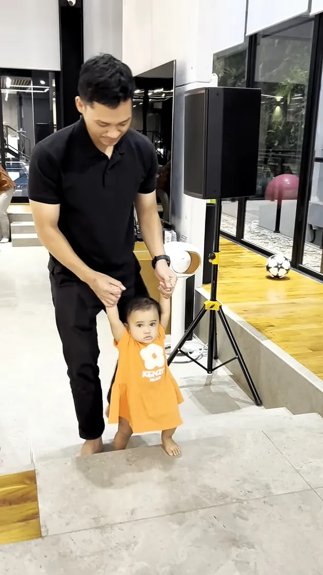 Azriel Hermansyah Momong Azura