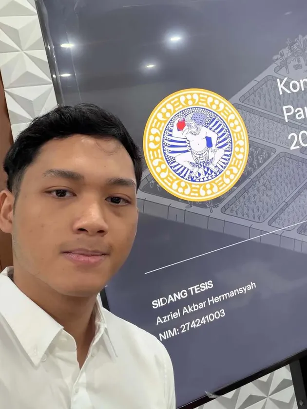 Azriel Hermansyah tunjukkan judul Tesisnya