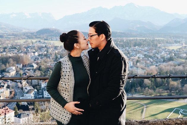 7 Portraits of Yuanita Christiani's Baby Bump in Various Moments, from Vacation to Chinese New Year