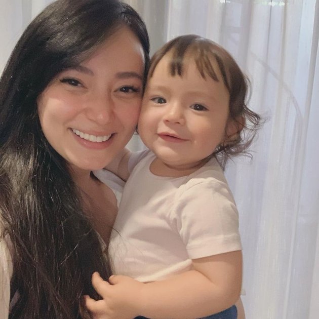 7 Portraits of Baby Chloe, Asmirandah's 9-Month-Old Daughter, Expertly Posing in Front of the Camera - Adorably Cute When Styled as Noni Belanda