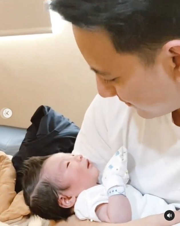 7 Portraits of Baby Pierce, Billy Davidson's Newborn Son, His Handsome Hairstyle and Face Becomes the Spotlight