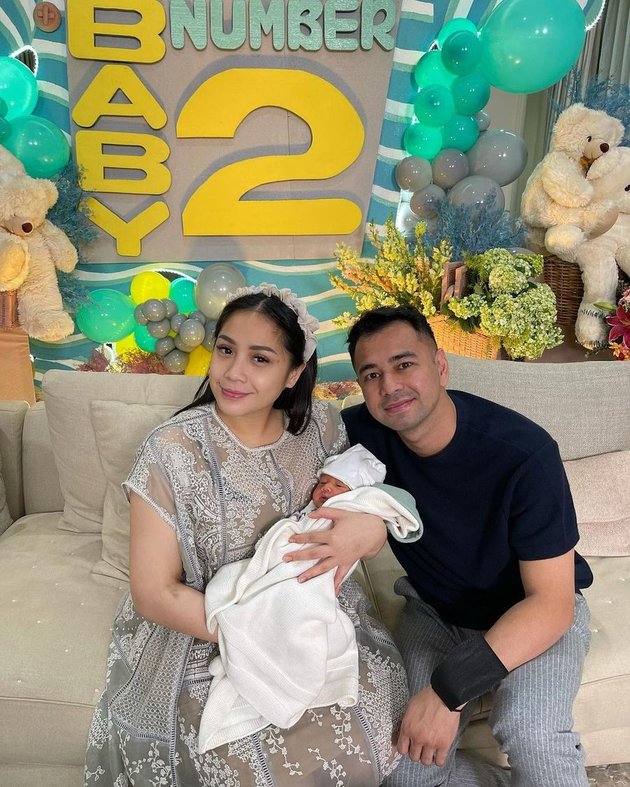 Baby Rayyanza sudah bikin penasaran netizen sejak ia lahir beberapa waktu lalu. Namanya sempat dirahasiakan, namun kini nama itu sudah dibuka ke publik.