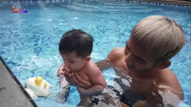 7 Portraits of Baby Syaki Swimming with Rizki DA at Iis Dahlia's House, Calm and Not Crying - Shampoo Chair Bathing at the Salon