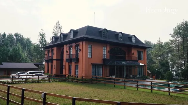 Bagian depan vila  Zaskia Sungkar