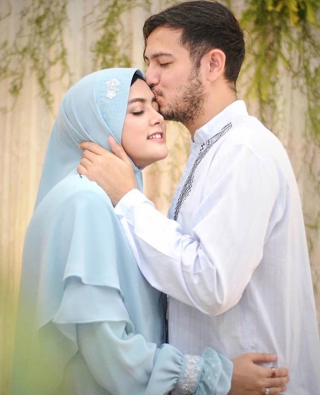 7 Portraits of Happiness of Rifky Balweel with His Wife in the Midst of Waiting for Their Second Child
