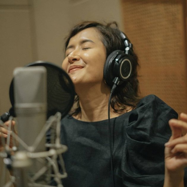 7 Happy Moments of Widi Mulia Finally Being Able to Return to the Recording Studio, Soon to Release a New Single