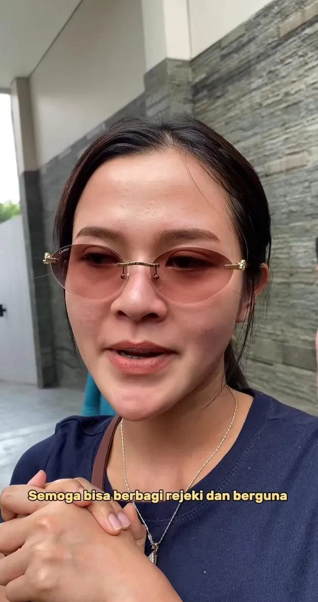 Bella Bonita pakai kacamata