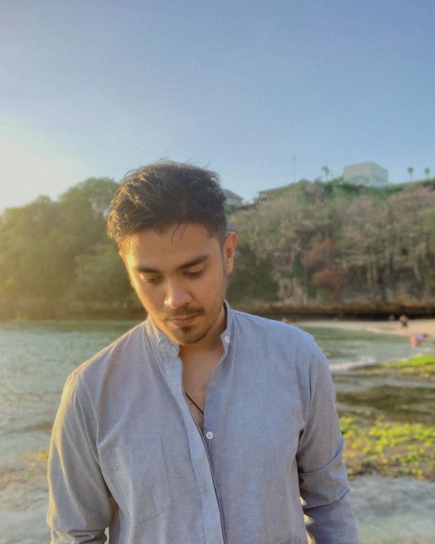 7 Photos of Bryan Mckenzie, the Actor of Sandy in 'NALURI HATI', at the Beach, Netizens: Poor Newlyweds but in a Long-Distance Relationship