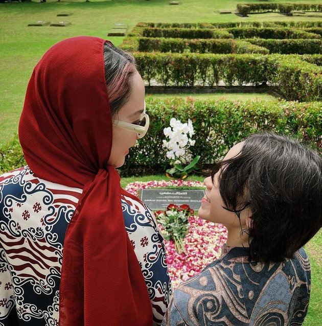7 Photos of Bunga Citra Lestari Celebrating Eid with Family, Visiting Ashraf Sinclair's Grave - Looking Beautiful in a Red Dress