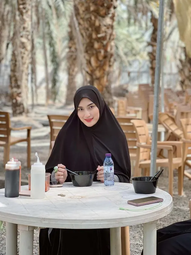 Potret Cantik Angbeen Rishi dengan Hijab Panjang saat Umroh
