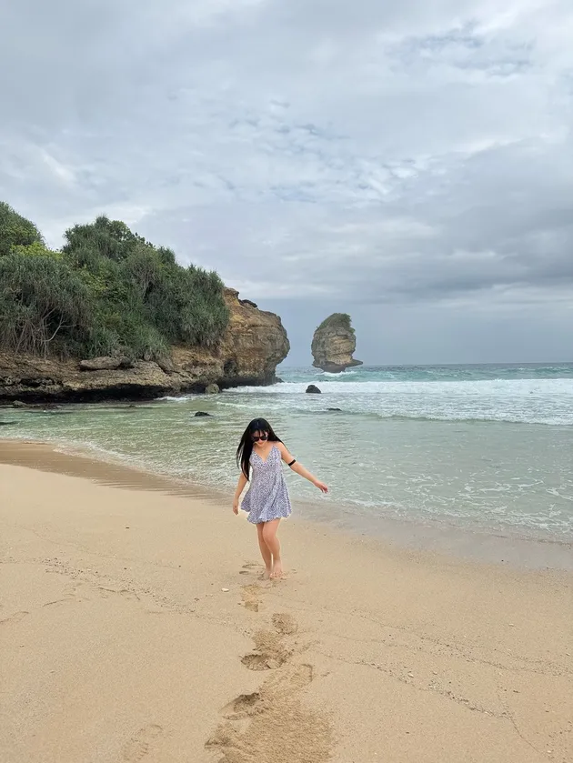 Potret Cantik Happy Asmara Liburan di Pantai