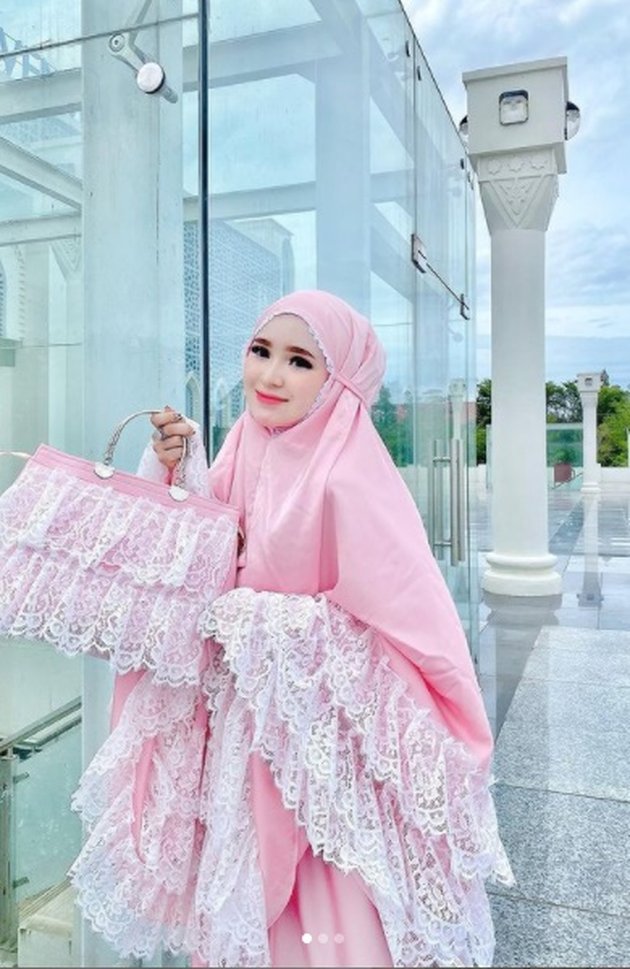 7 Beautiful Portraits of Herlin Kenza, a Hijab Woman from Aceh who went Viral Because She Looks Like Barbie