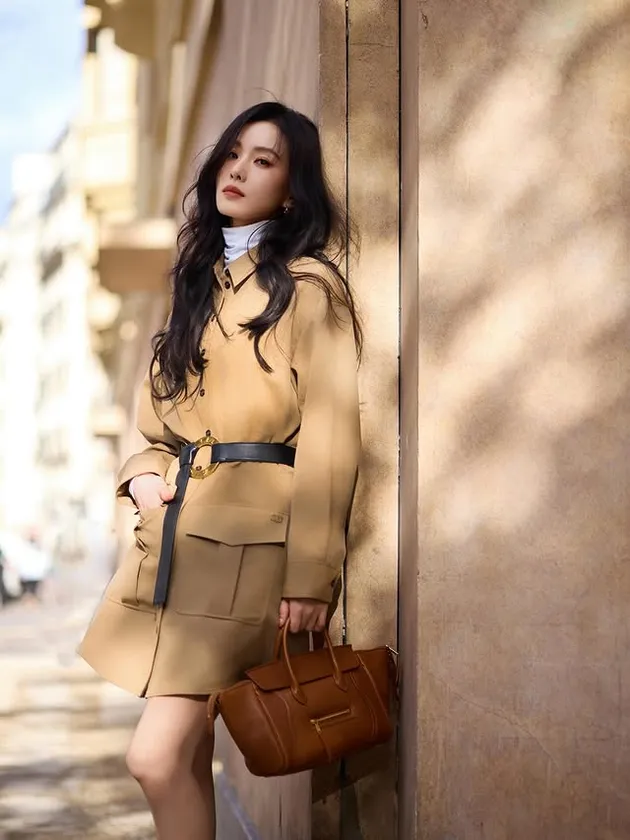 Liu Shishi pancarkan aura bintang di Paris Fashion Week 2025