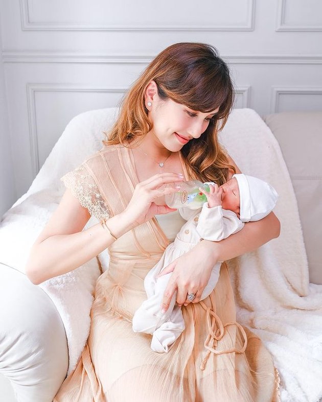 7 Beautiful Photos of Louise Anastasya While Caring for Her Newborn Baby, From Holding to Breastfeeding