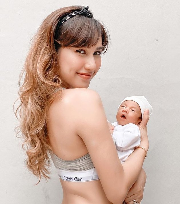 7 Beautiful Photos of Louise Anastasya While Caring for Her Newborn Baby, From Holding to Breastfeeding