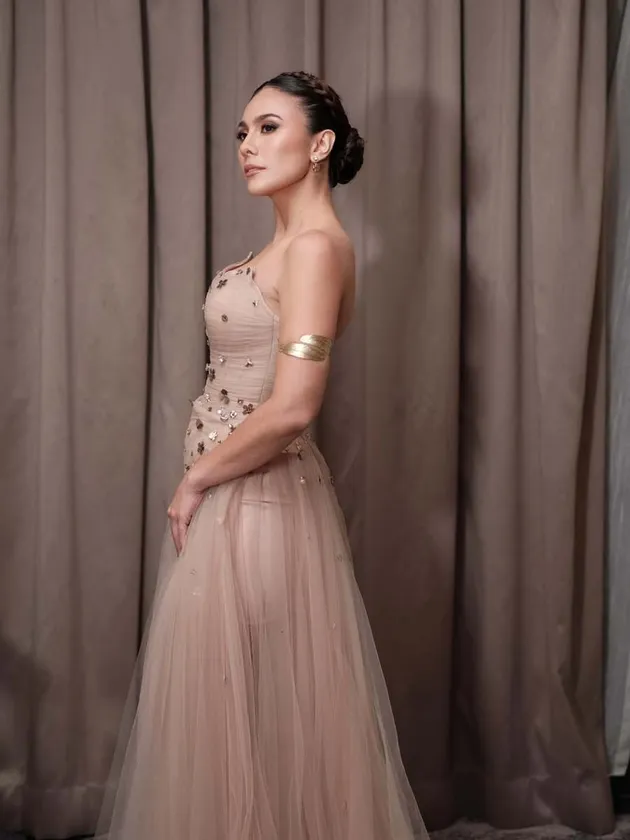 Potret Cantik Wulan Guritno Cosplay Aphrodite