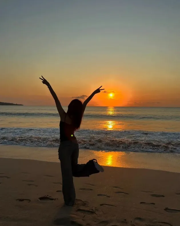Carmen Melepaskan Rasa Bahagia di Pantai