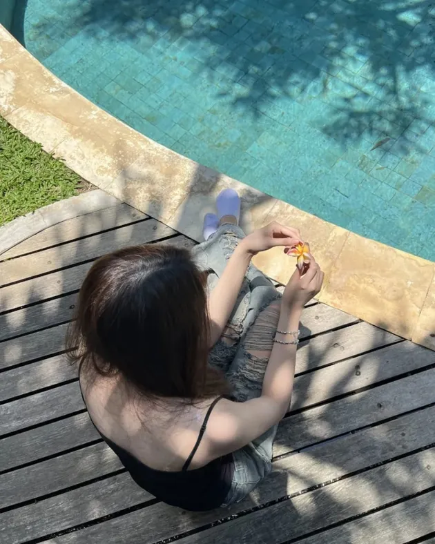Momen Santai Carmen di Pinggir Kolam
