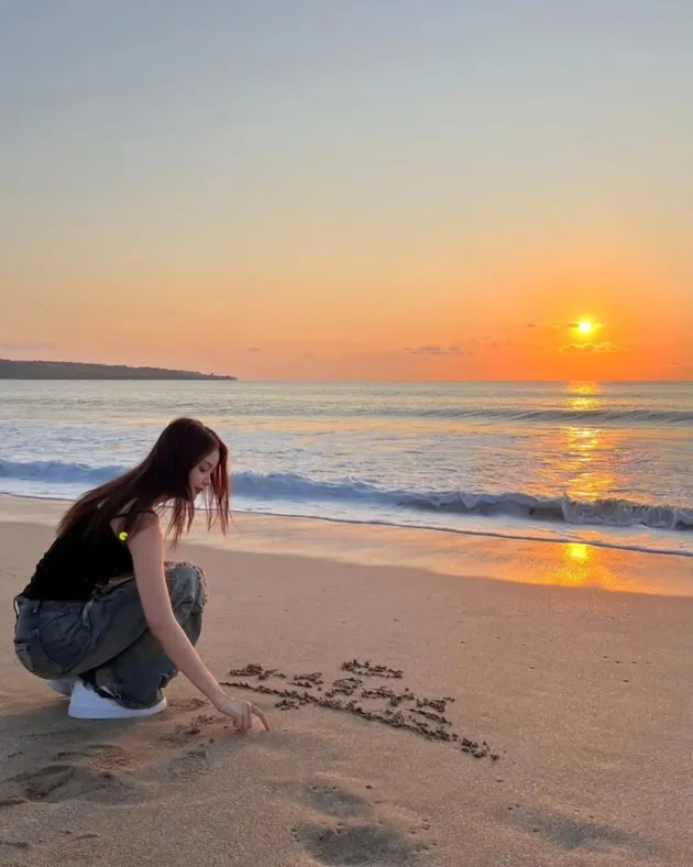 Carmen Menulis Kenangan di Pasir Pantai