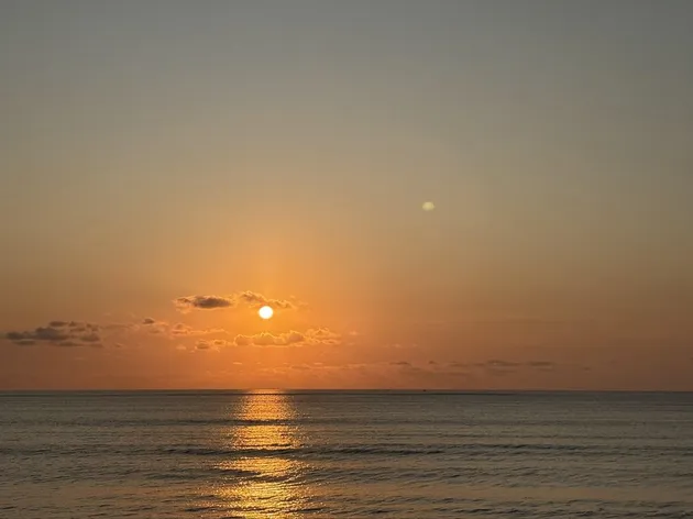 Carmen Memotret Senja di Pantai